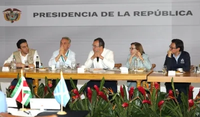 Las autoridades revisando el proceso electoral.