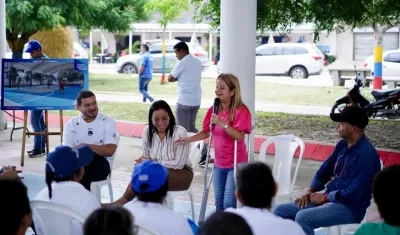 La Gobernadora Elsa Noguera explicando los proyectos.