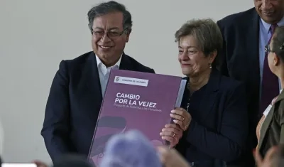 El Presidente Gustavo Petro, posa junto a la Ministra de Trabajo, Gloria Inés Ramírez.