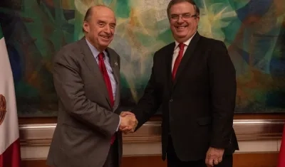 El canciller de Colombia, Álvaro Leyva, y su homólogo mexicano, Marcelo Ebrard.