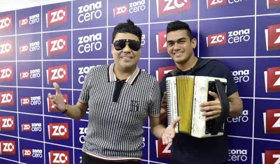 El cantante Churo Díaz junto a su acordeonista Elías Mendoza.
