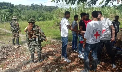 El momento en que delegados de la Cruz Roja recibe a los siete secuestrados.