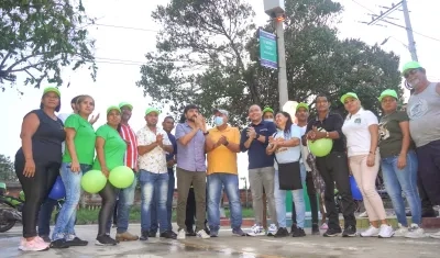 El Alcalde Jaime Pumarejo frente a una de las alarmas en un frente de seguridad.