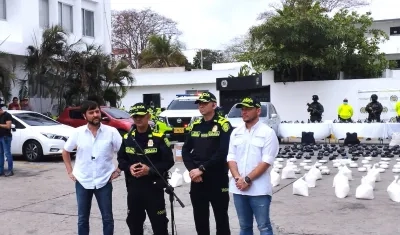 General Jorge Urquijo, Comandante de la Policía Metropolitana, entregando detalles.