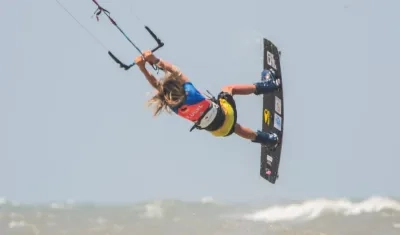 El alemán Finn Flugel desafiando las olas y el viento.