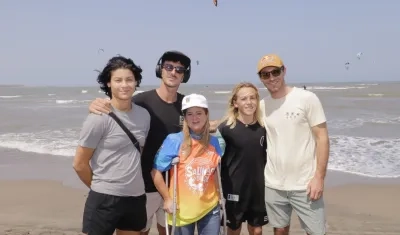 Elsa Noguera, gobernadora del Atlántico, con un grupo de kitesurfistas.