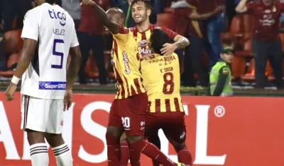 Jugadores del Deportes Tolima celebrando el gol de Junior Hernández.