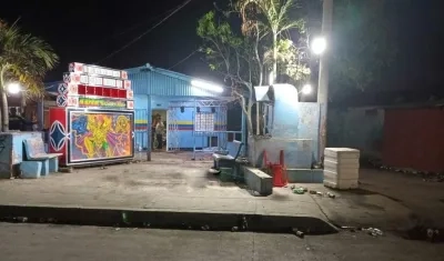 El picó dejó de sonar en el bazar por culpa del sonido de las balas. 