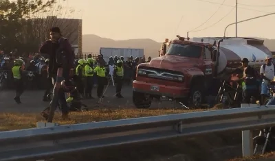 El motociclista quedó muerto debajo de las llantas de este camión cisterna. 