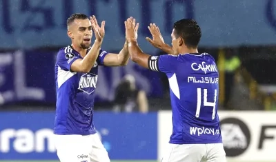 David Macalister Silva celebrando el gol con Daniel Giraldo.