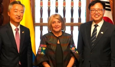 La Ministra Cecilia López Montaño con la delegación de Corea.