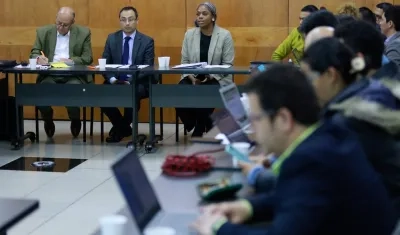 Aspecto de la reunión entre MinEducación y Fecode, al fondo la ministra  Aurora Vergara  Figueroa.