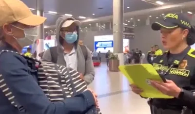 La mujer cuando era notificada de las sanciones.