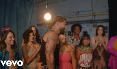 Maluma y las protagonistas del video 'La reina'.