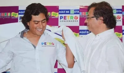 Nicolás Petro junto a su padre Gustavo Petro.