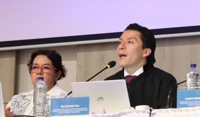 Óscar Parra Vega, Magistrado de la JEP, en primer plano.