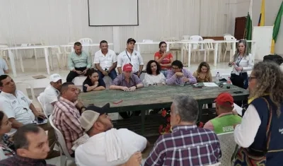 El director de la UNGRD, Javier Pava, y el gobernador de Sucre, Héctor Olimpo Espinosa, en la reunión en San Marcos.
