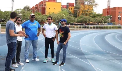 El Alcalde Jaime Pumarejo en el estadio de atletismo 'Rafael Cotes'.