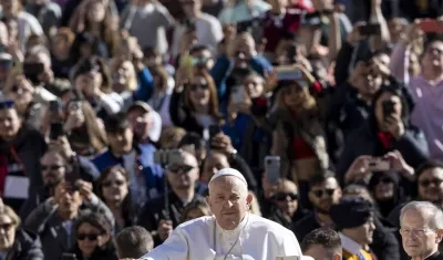 El Papa Francisco a su llegada para presidir la Audiencia General Semanal en la Plaza de San Pedro del Vaticano