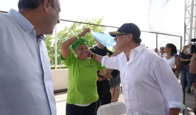 El presidente Petro saluda a una ciudadana isleña durante su visita a San Andrés