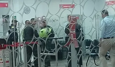 La Policía en el banco AV Villas tras cometerse el 'taquillazo'. 