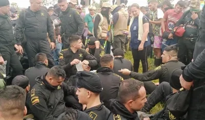 Policías retenidos por guardia campesina en Caquetá.