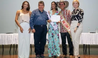 Entrega de becas a reinas populares.