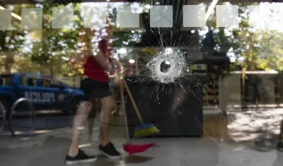 Por lo menos, 14 disparos impactaron la fachada del supermercado de la familia Rocuzzo.