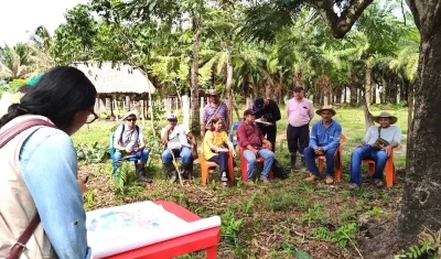 Campesinos organizando la parcelación de tierras en Curumaní, Cesar.