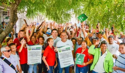 El alcalde Rodolfo Ucrós celebró esta entrega con habitantes de estos barrios. 