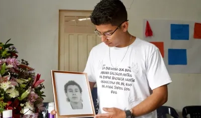 Uberney Echeverry durante la entrega del cuerpo de su padre.