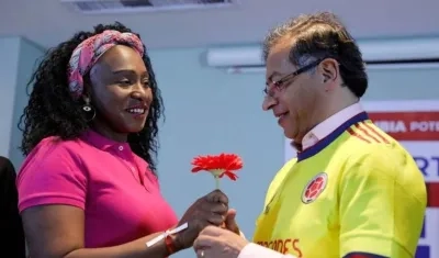 María Isabel Urrutia, recién posesionada con el Presidente Petro.