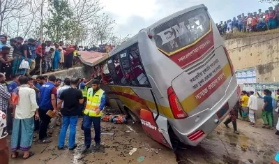 Autoridades rescataron el bus en el que iban 30 pasajeros en Bangladesh