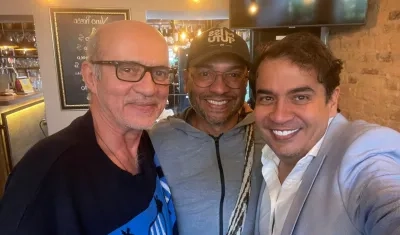 Los actores Jairo Camargo y Ramsés Ramos, junto al escritor y director de la película, Juan Manuel Buelvas.