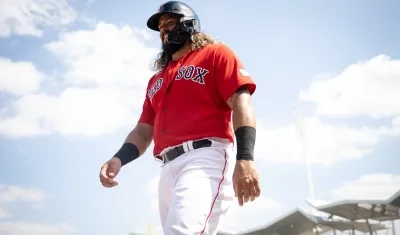 Jorge Alfaro, receptor colombiano de los Medias Rojas de Boston. 