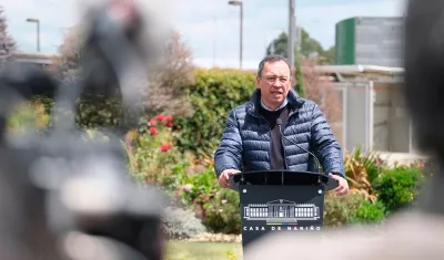 El portavoz del Gobierno Nacional y ministro del Interior, Alfonso Prada, habla a los medios antes de viajar a San Vicente del Caguán