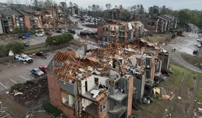 El tornado dejó destrozos a su paso este viernes por Little Rock, 