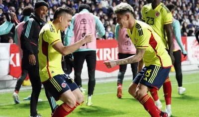 Rafael Santos Borré y Jorge Carrascal celebran con baile el segundo gol de Colombia.