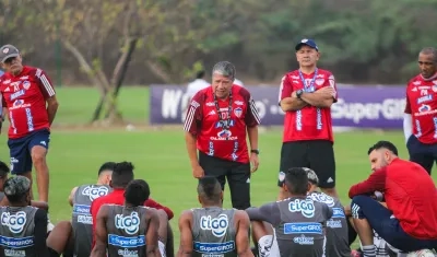 Hernán Darío Gómez dirigiéndose al grupo de jugadores del Junior.