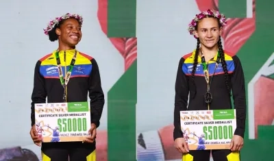 Angie Valdez y Yeni Arias durante la ceremonia de premiación del Mundial Femenino.