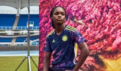 Linda Caicedo luciendo el nuevo diseño de la camiseta de la Selección Colombia femenina.