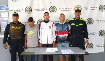 Los tres sujetos capturados con panfletos extorsivos.