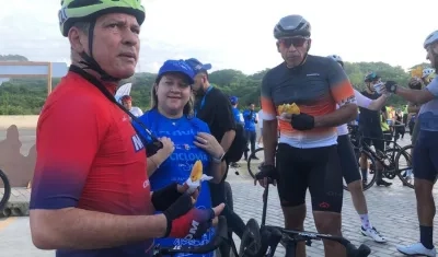 Ciclistas degustan platos típicos del departamento.