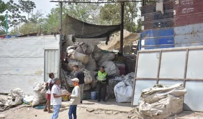 Funcionarios del EPA y Policía Ambiental en los operativos en las tres empresas de Mamonal.