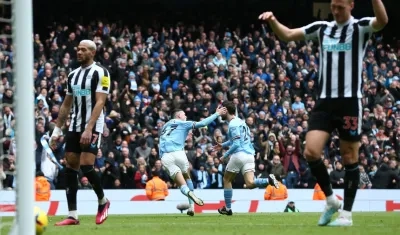 Phil Foden festeja con Bernardo Silva el segundo gol del Manchester City.