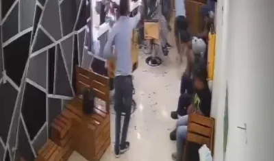 Momento del ataque en la peluquería