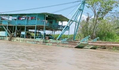 Las dragas trabajando en el Canal de la Esperanza, en La Mojana