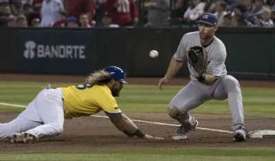 Jorge Alfaro regresa a la inicial tras un intento por ponerlo out de Paul Goldschmidt.