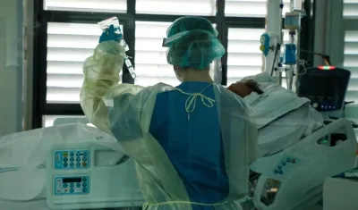 Una enfermera atiende a un paciente en un hospital de Madrid.