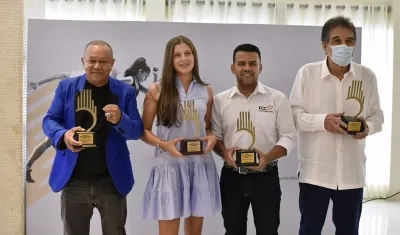 Sugar Baby Rojas, Daniela Páez, Carlos Pérez Castro y Mike Fajardo, premiados el año anterior. 